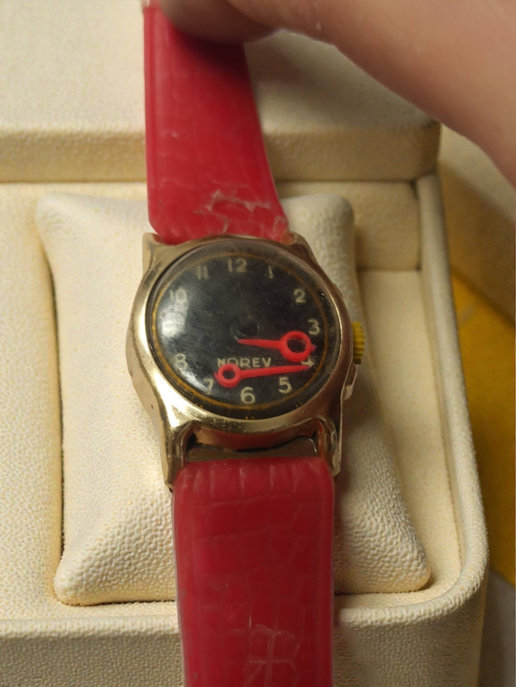Montre vintage Norev homme cadran noir à restaurer rétro bracelet rouge