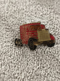 Pin's vintage camion américain rouge aspect doré badge transport (Ref 5)