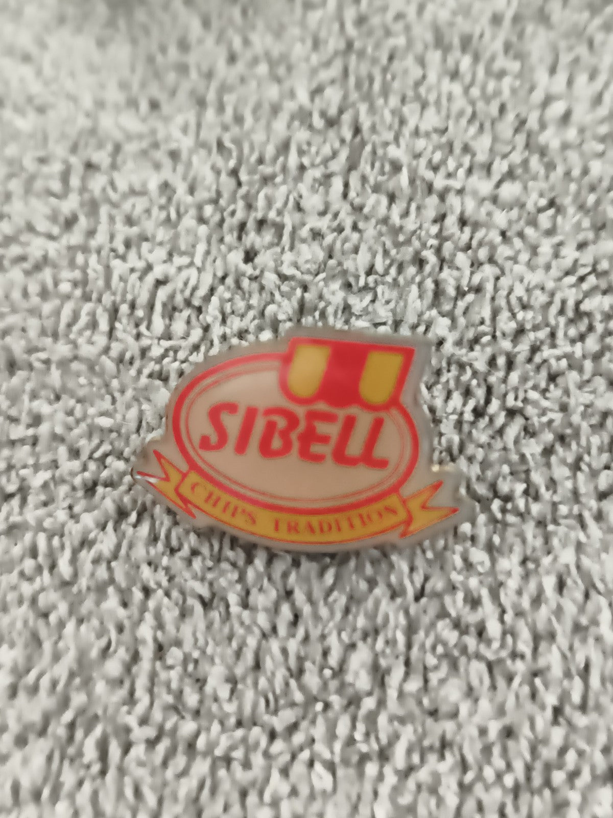 Pin's publicitaire vintage SIBELL Chips Tradition, logo rouge jaune (Ref 5)