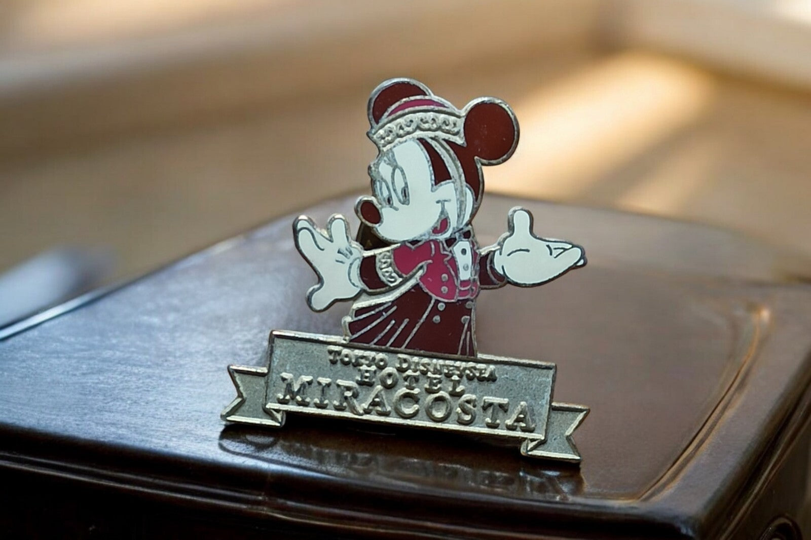 Pin's Tokyo Disneyland Minnie Hotel Miracosta émaillé rare Disney