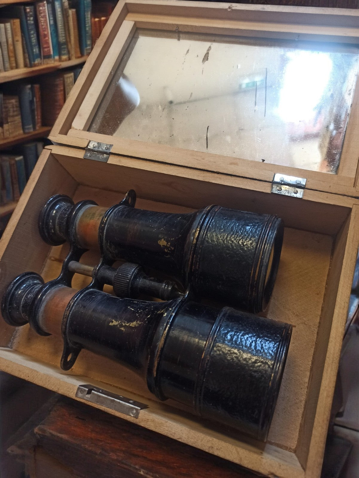 Jumelles anciennes vintage noir rétro avec coffret bois vitré