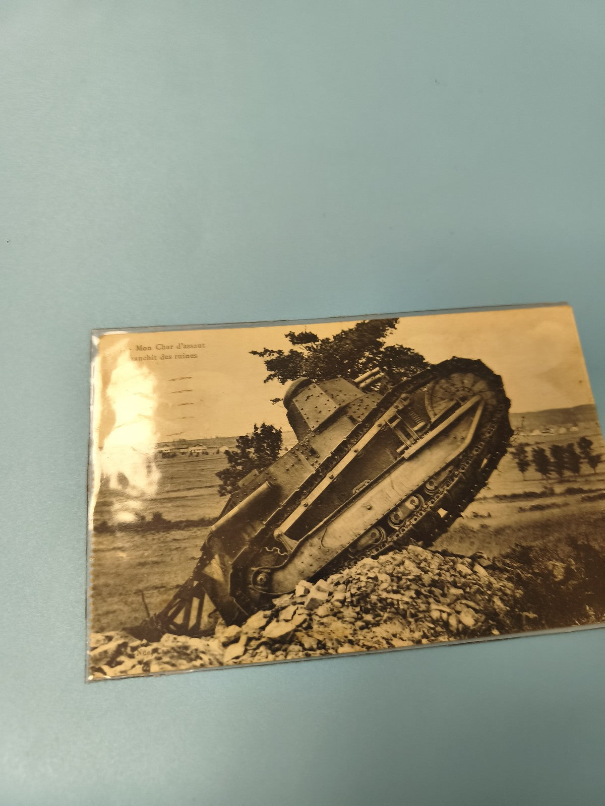 Carte postale ancienne char d?assaut franchissant ruines militaire vintage