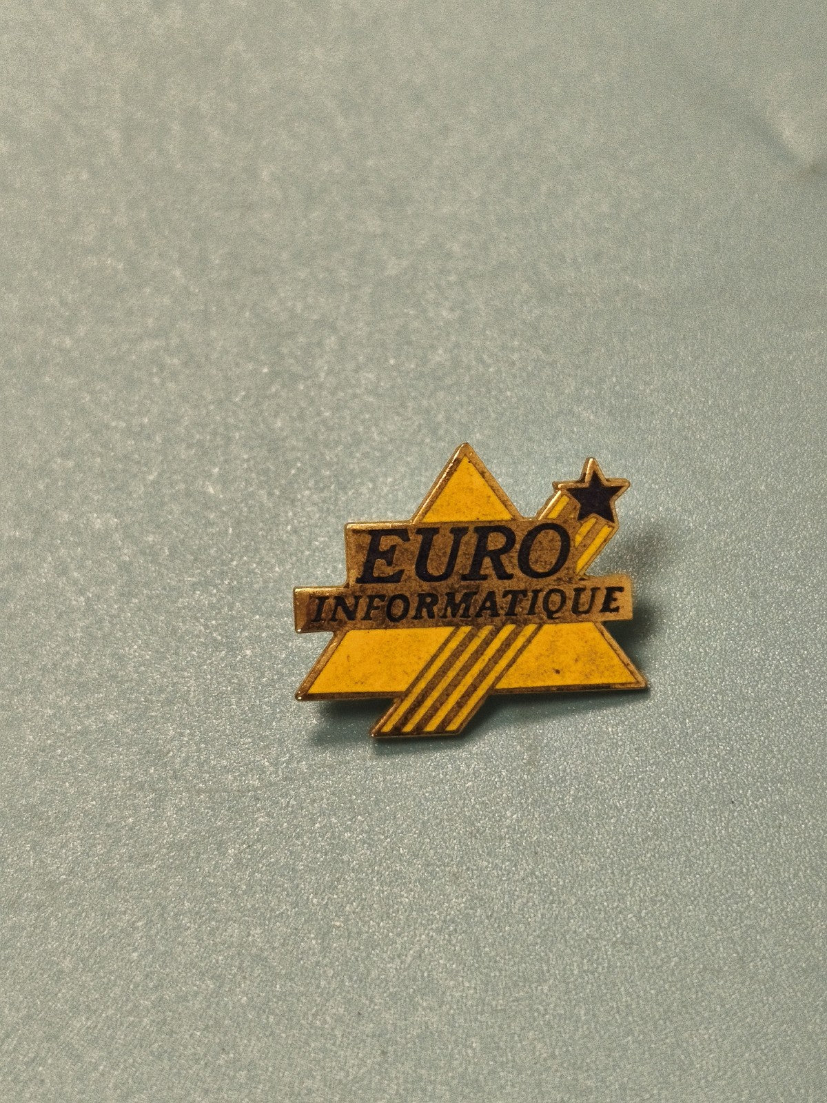 Vintage pin's Euro Informatique jaune étoile, badge rétro informatique (Ref 7)