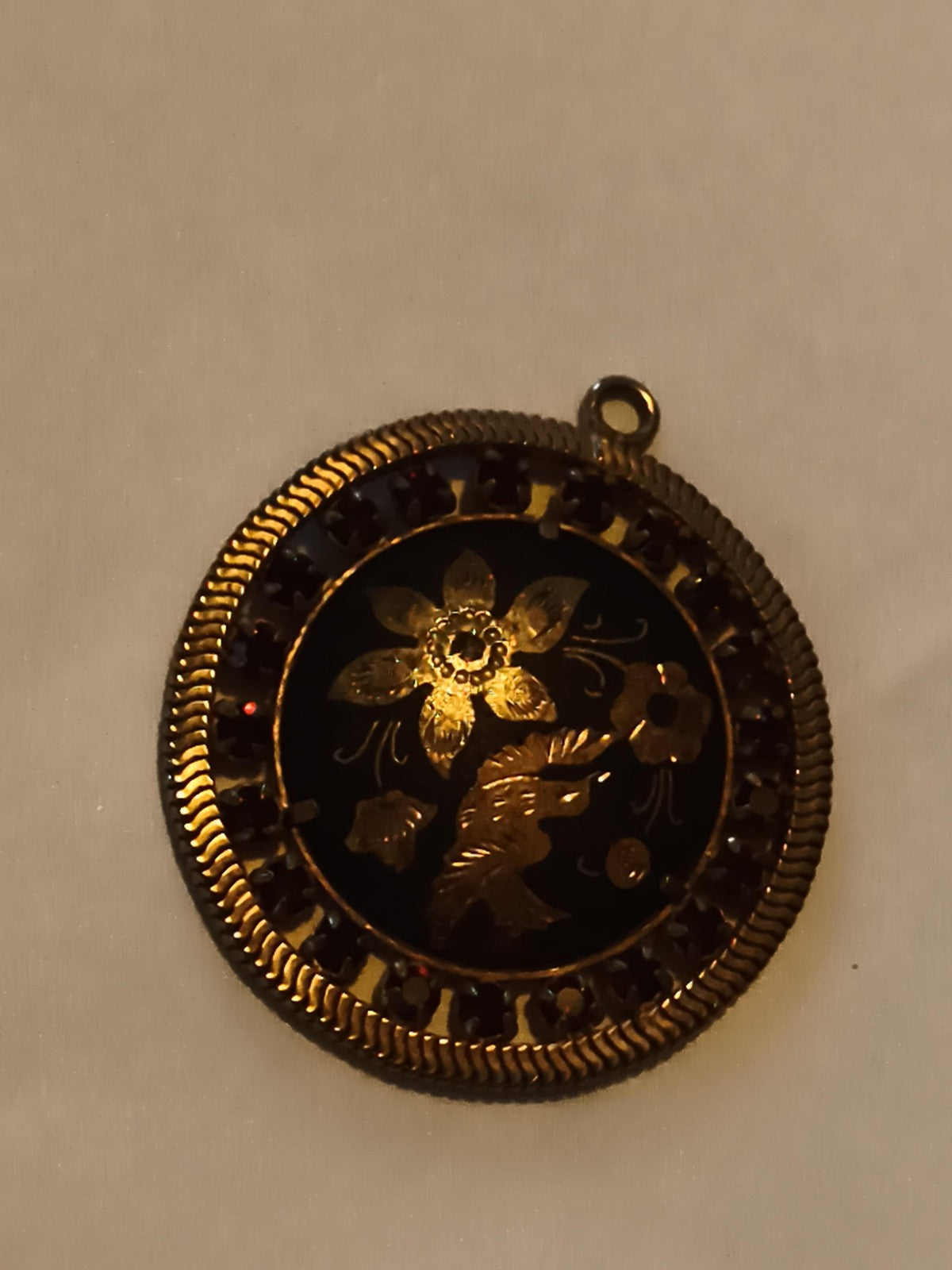 Pendentif ancien rond décor floral doré noir vintage médaillon bijou rétro