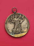 Médaille ancienne art lyrique femme lyre dorure patinée pendentif vintage