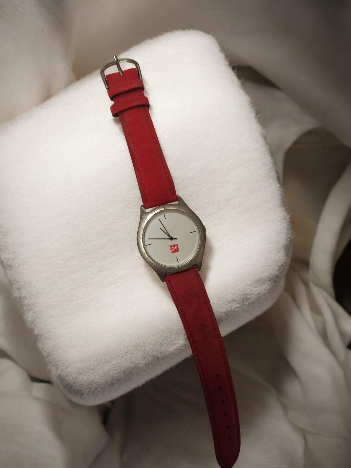 Montre vintage SFR homme cadran gris bracelet rouge rétro à restaurer