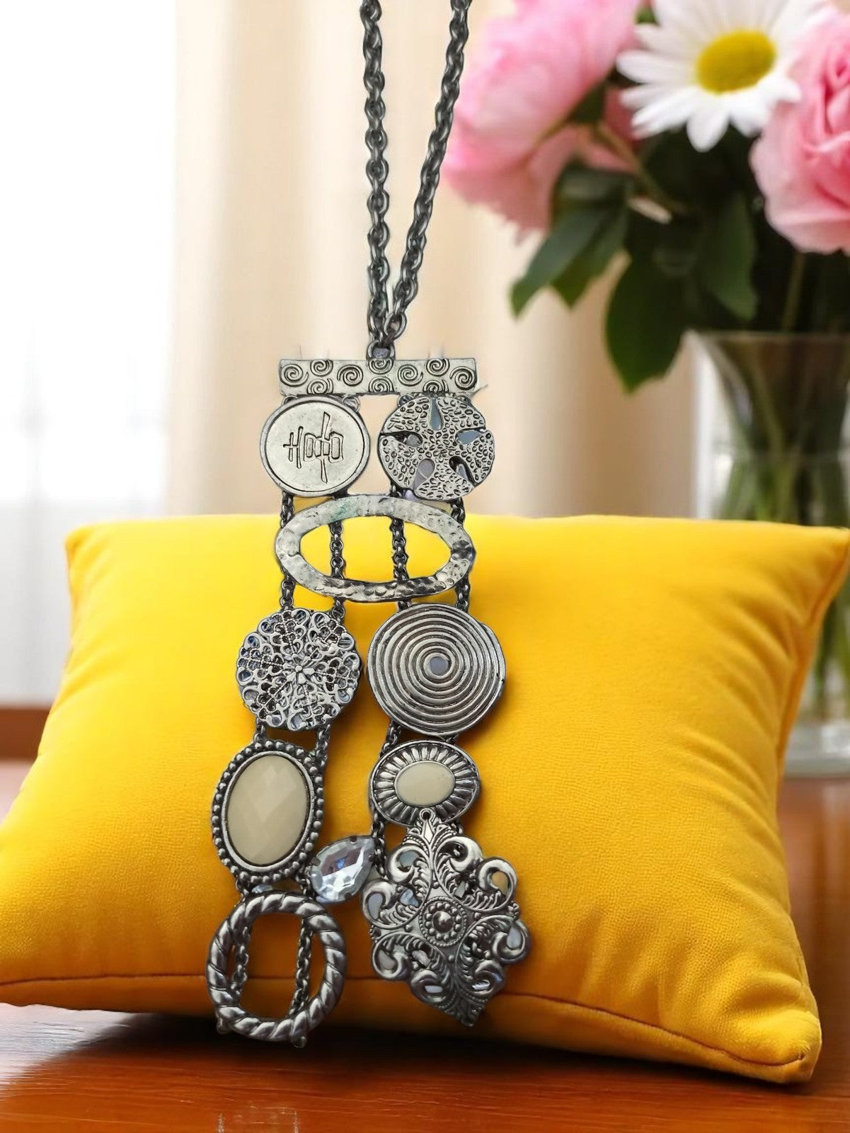 Collier vintage fantaisie métal argenté médaillons motifs rétro bohème