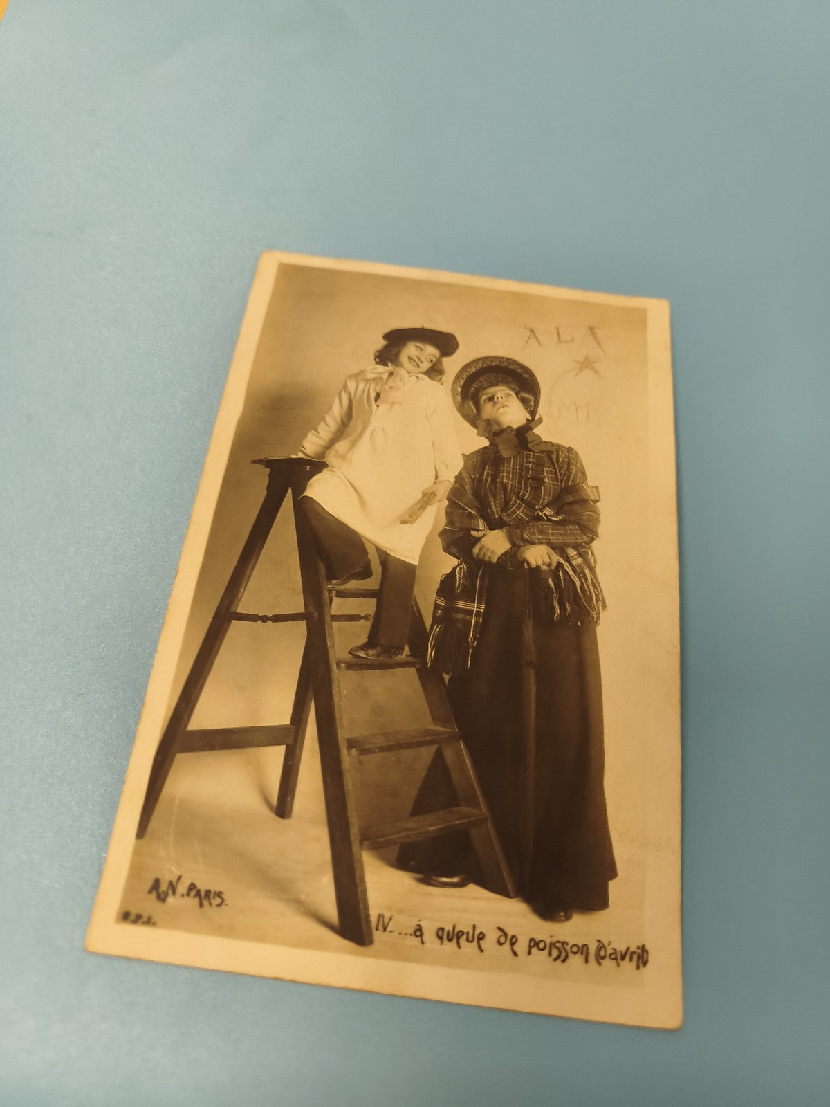 Carte postale ancienne CPA humour poisson d?avril, costumes rétro, échelle