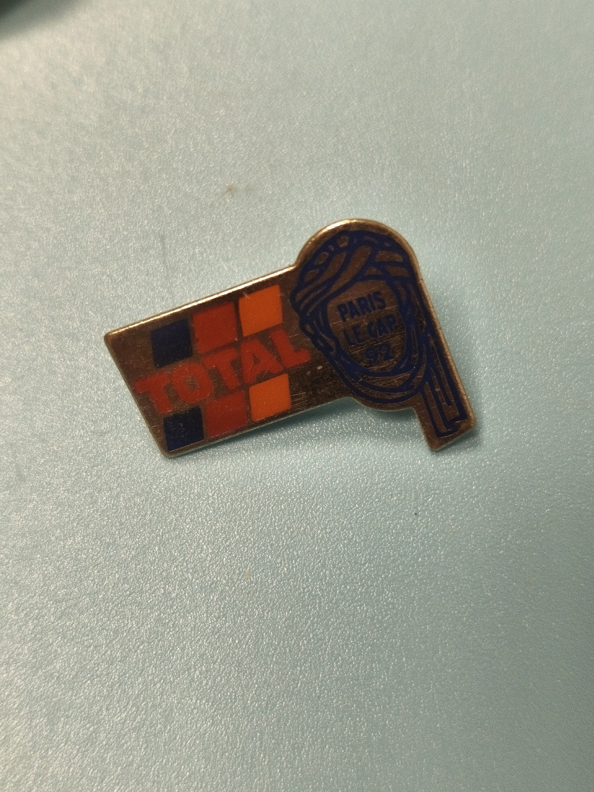 Vintage pin's Total Paris Le Cap 92 rallye, collection automobile ancien