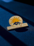 Pin's publicitaire Mutuelle du Var vintage rétro soleil années 80