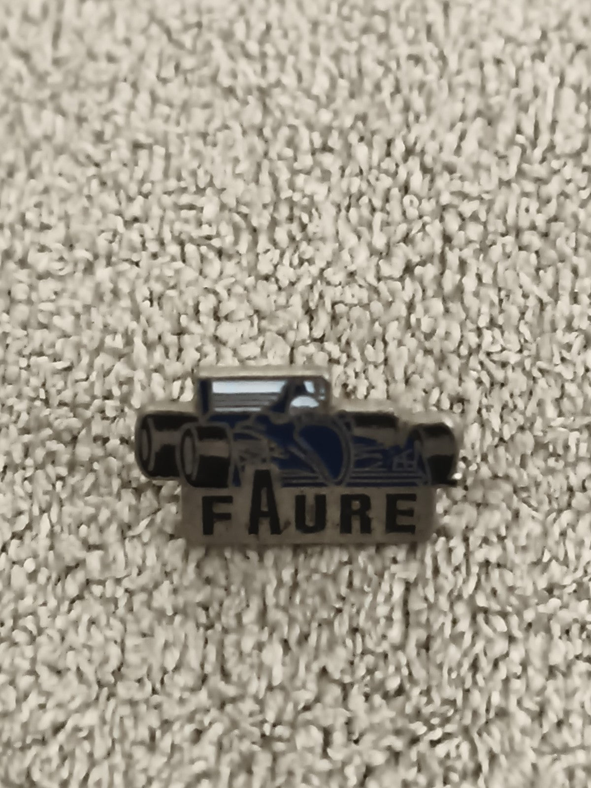 Pin's vintage Formule 1 FAURE voiture course bleu noir (Ref 1)
