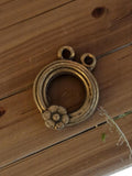 Pendentif vintage métal doré fleur années 50 rétro deadstock bijouterie