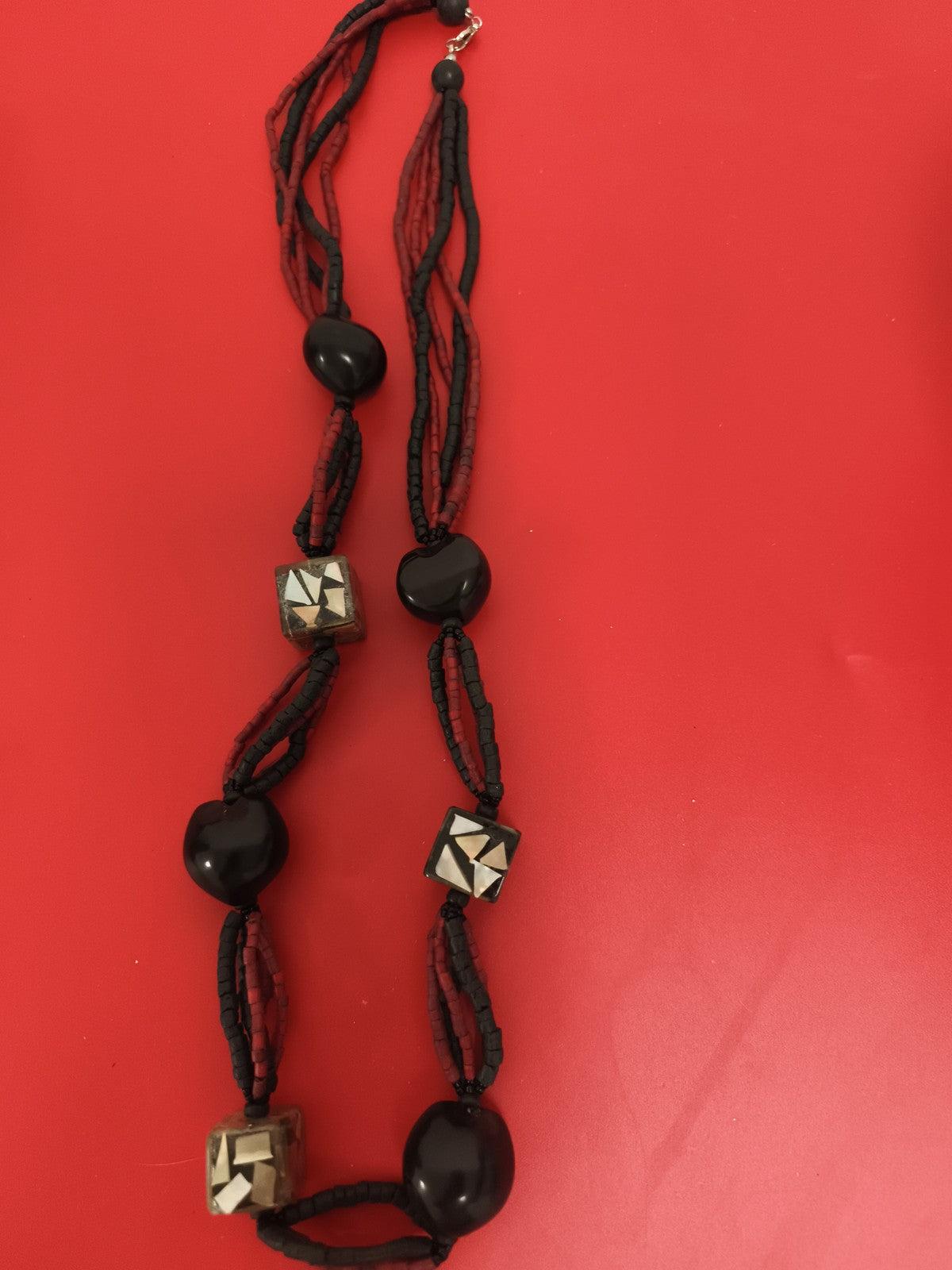 Collier vintage perles noires rouges cubes graphiques deadstock multirangs
