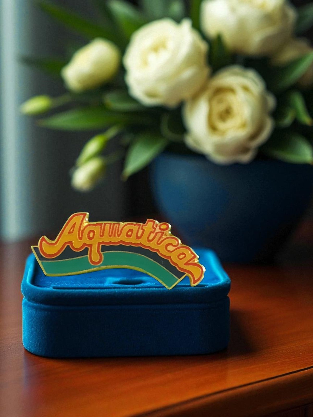Pin's publicitaire Aquatica vintage années 80 jaune vert, badge broche rétro
