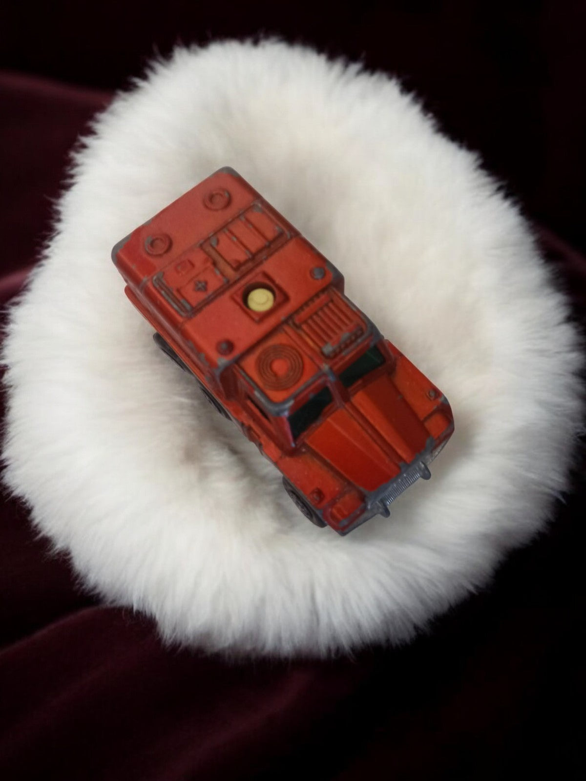 Véhicule miniature ancien rouge rétro, jouet vintage collection décoration