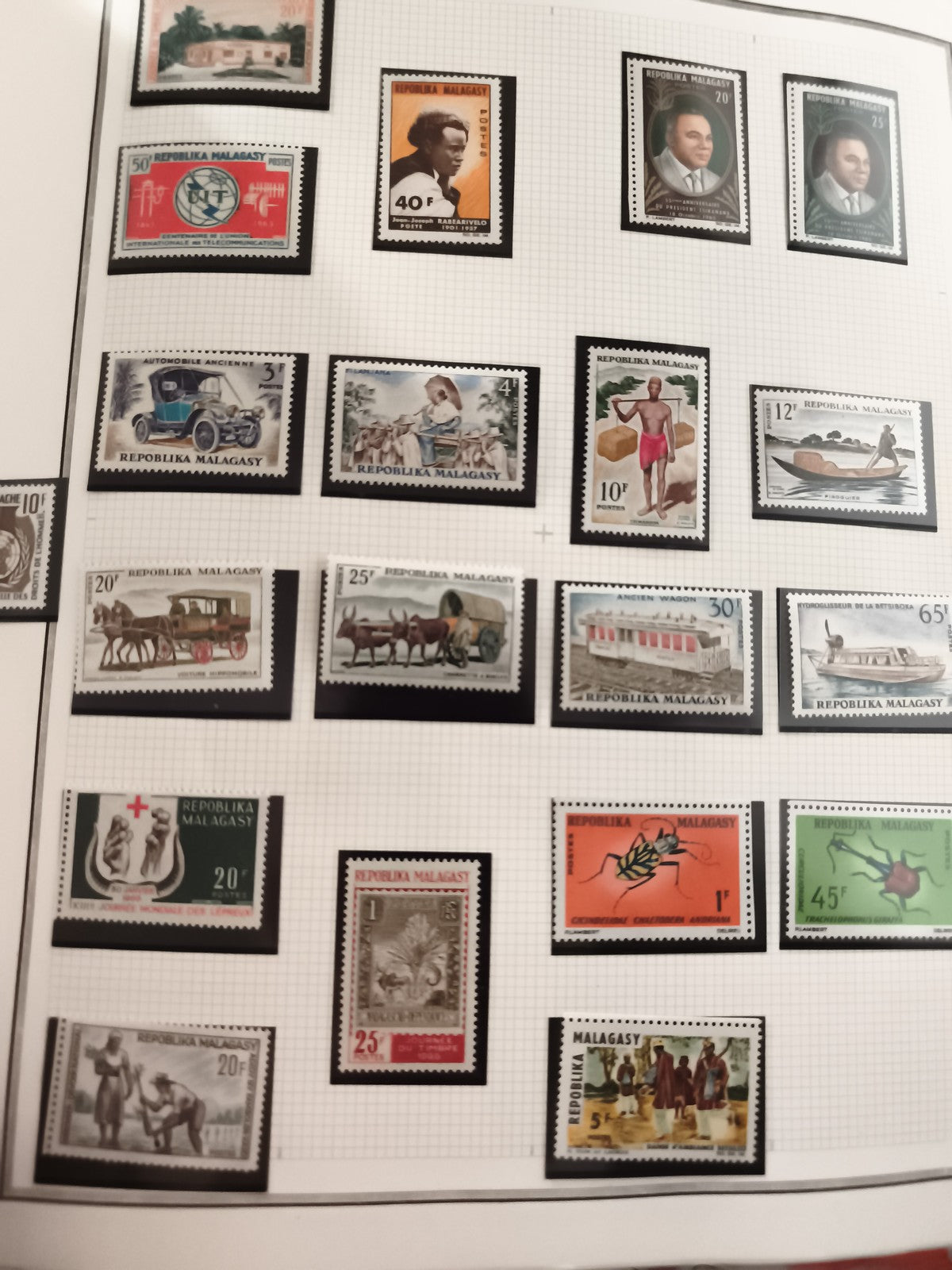 Timbres anciens République Malagasy neufs x17 thématiques variées Madagascar