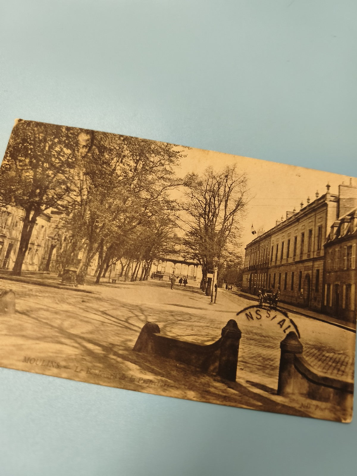 Carte postale ancienne animée Moulins place arbres bâtiments vintage (Ref 1)