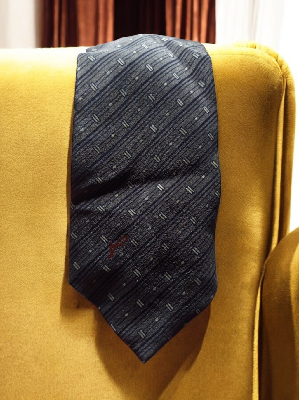 Cravate vintage Valentino, motif géométrique bleu marine, élégante rétro