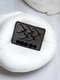 Pin's NOS-94 vintage badge rétro années 90 aviation rectangle noir