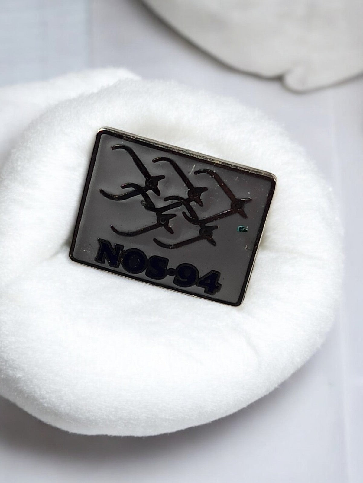 Pin's NOS-94 vintage badge rétro années 90 aviation rectangle noir