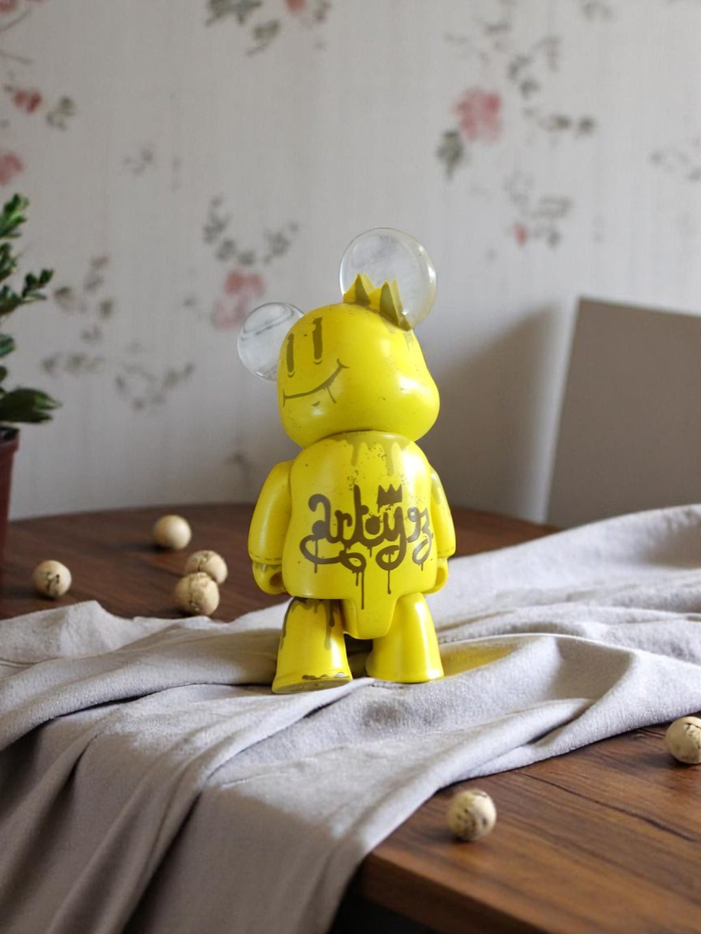 Figurine Qee Artoyz jaune n°3 art toy designer urban vinyl