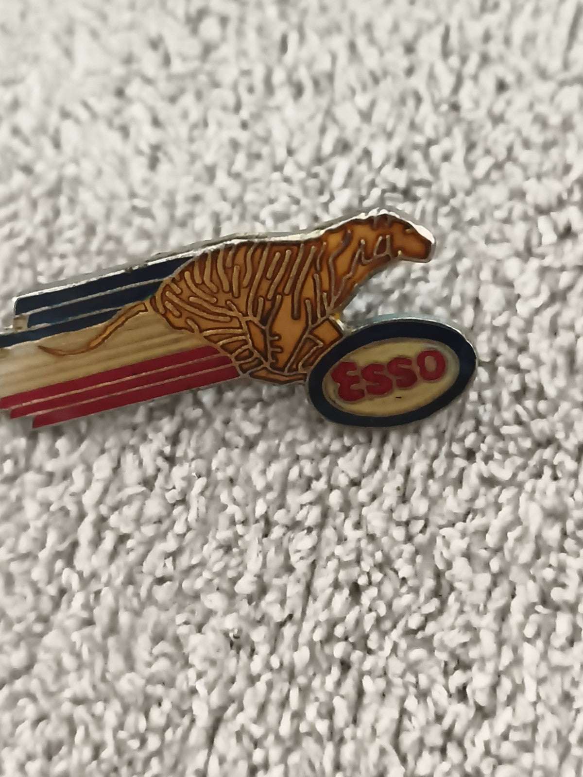 Pin's vintage Esso tigre émaillé, logo ancien, badge publicitaire (Ref 3)