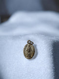 Médaille religieuse ancienne ovale dorée Vierge rétro vintage d?occasion