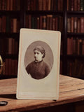 Photographie ancienne portrait femme XIXe cabinet de curiosités vintage