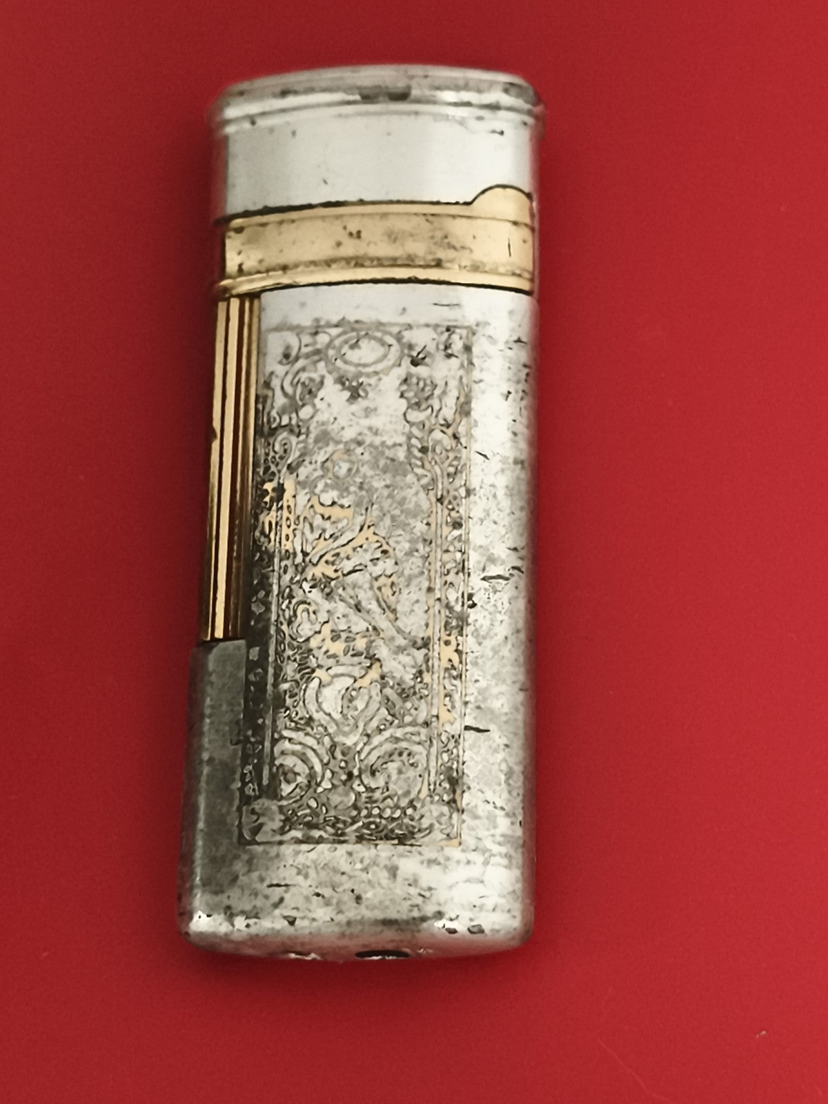 Briquet ancien métal argenté doré décor gravé vintage rétro feu flamme