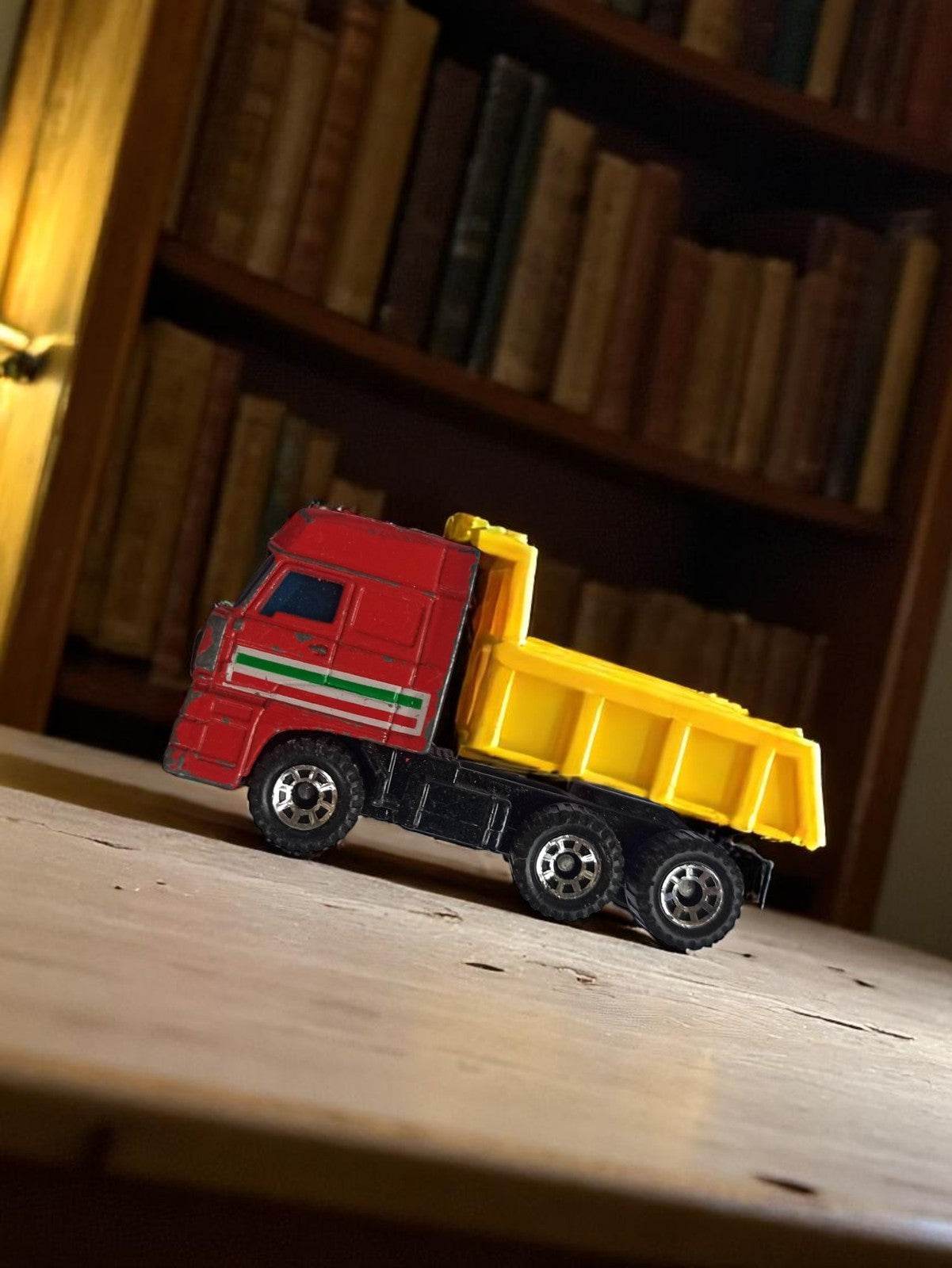 Camion benne miniature Matchbox vintage rouge jaune ancien jouet métal
