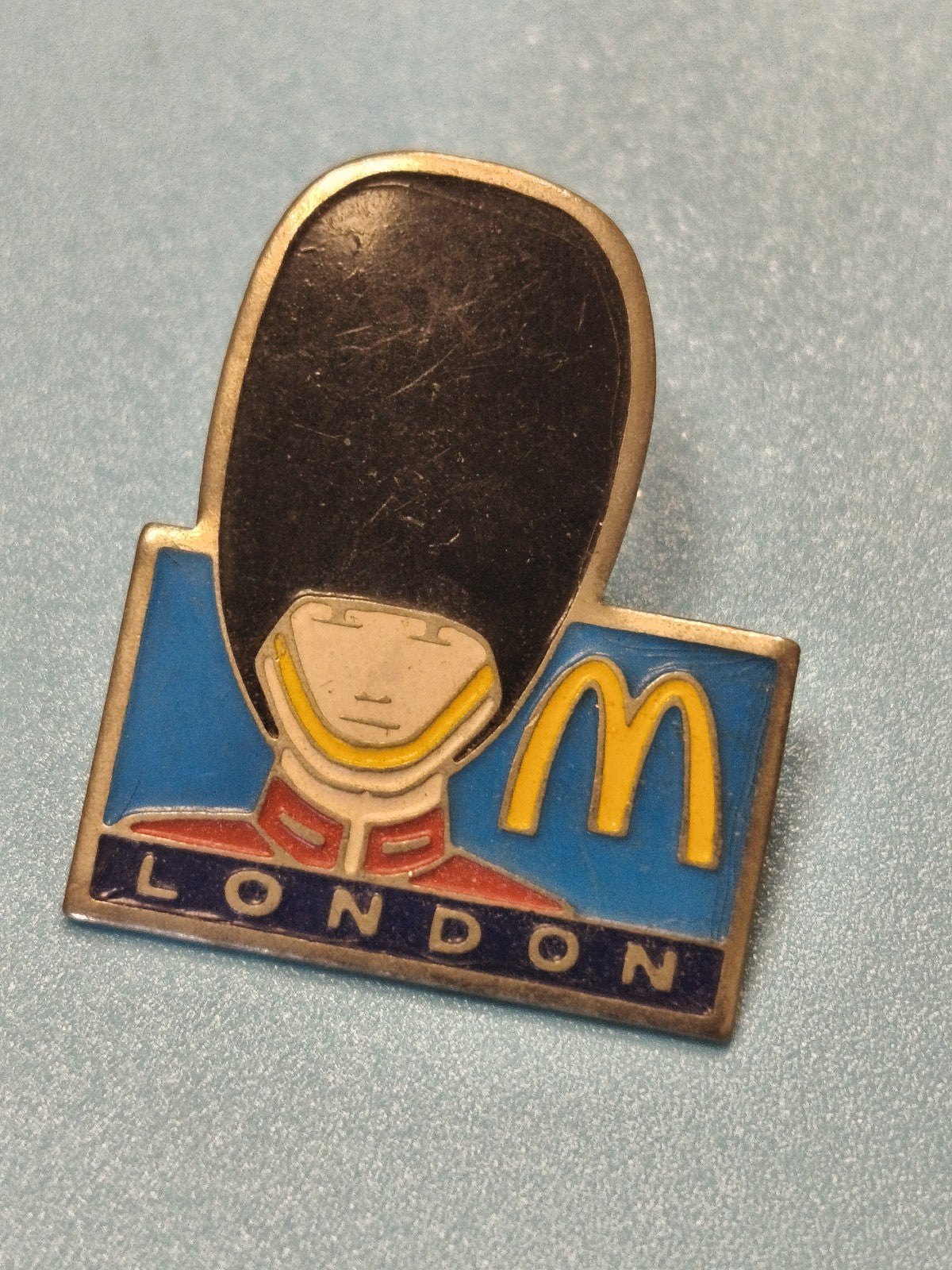 Vintage pin's McDonald's London ? garde royale, logo jaune, collection rare