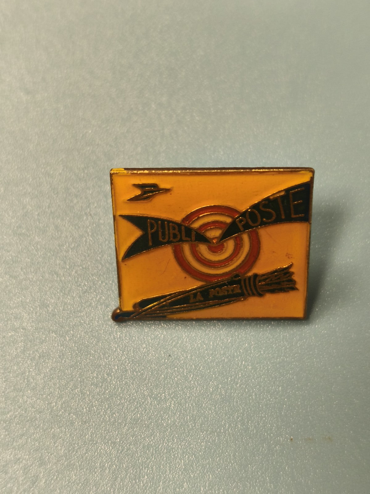 Pin's vintage La Poste carré jaune cible logo ancien collection philatélie