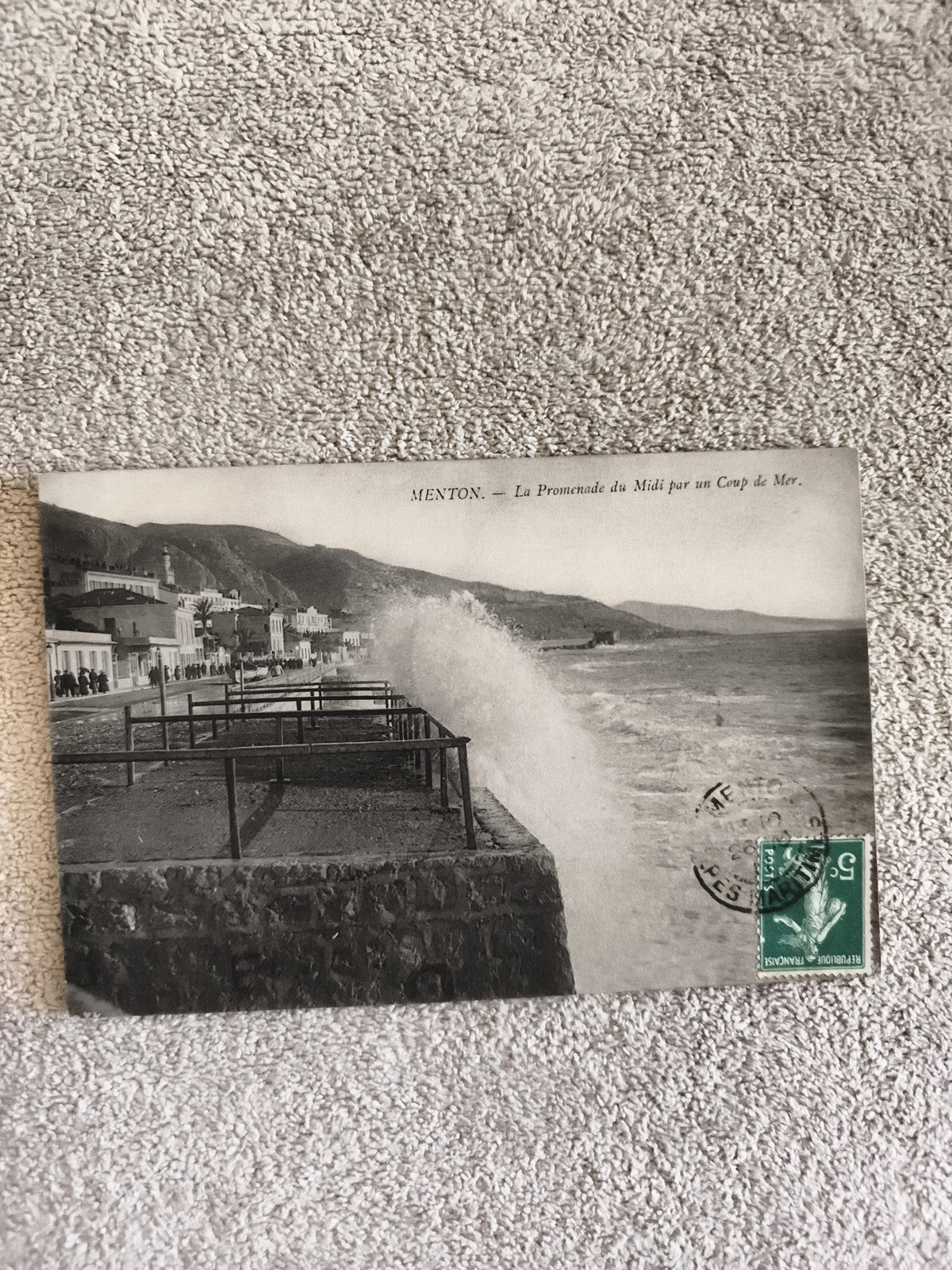 Carte postale CPA Menton Promenade du Midi coup de mer timbre France