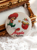 Badge publicitaire vintage Angelo & Rigoletta rond illustré années 80 promo