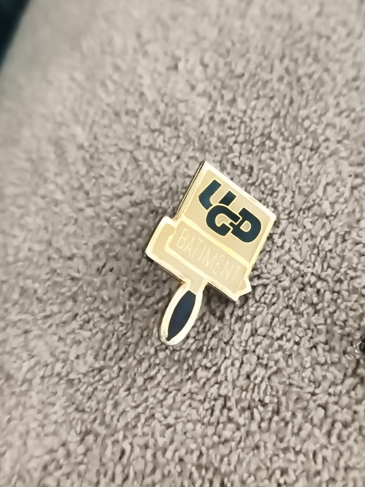 Pin's vintage UGD Bâtiment pinceau émaillé badge ancien entreprise (Ref 8)