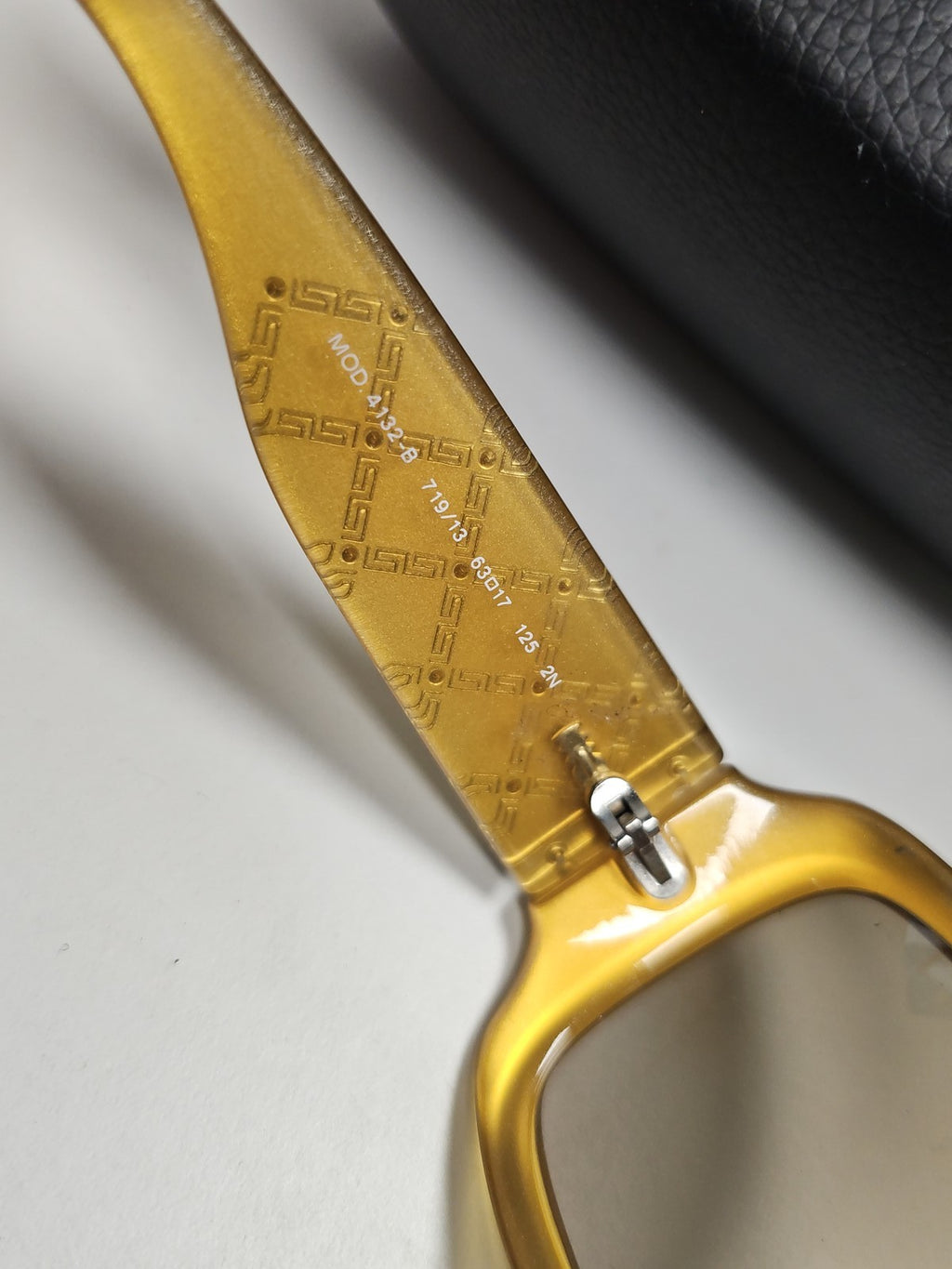 Lunettes de soleil femme Versace 4132-B, monture élégante, protection UV