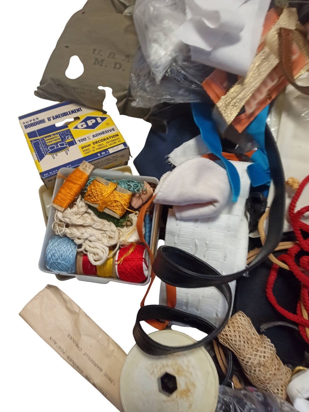 Lot couture et tricot vintage, mercerie ancienne, galons, fils, accessoires rétr