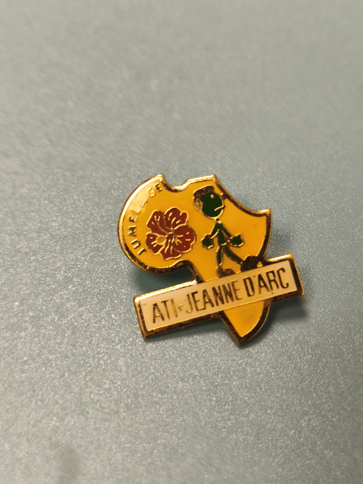 Pin's vintage ATI Jeanne d'Arc émaillé blason jaune rouge vert collection