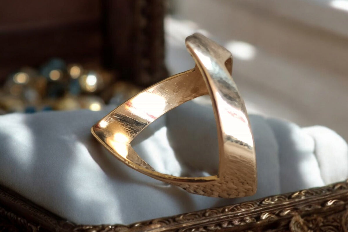 Gold-plated vintage fancy ring with an openwork design, retro chic, size 57