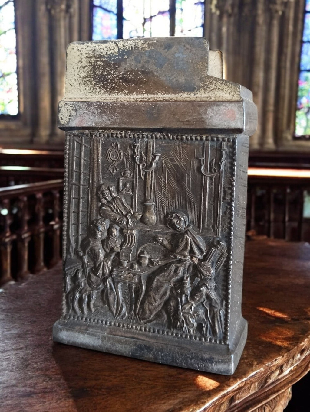 Vide-poche régule décor flamand scène taverne relief XXe déco métal