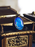Médaille religieuse vintage métal émaillé bleu Vierge à l'Enfant pendentif ancie