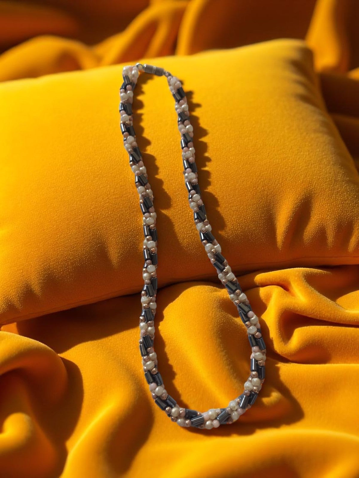 Collier vintage perles hématite naturelle et perles blanches, bijou ancien