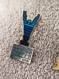 Pin's vintage Groupe André & Hubert Auriol bleu, donation, années 90