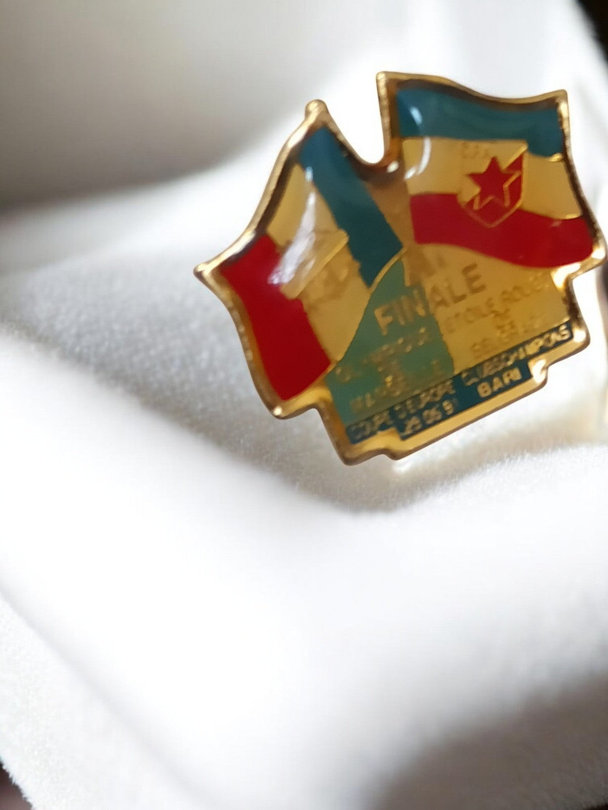 Pin's vintage finale OM drapeau France Yougoslavie badge rétro football ancien