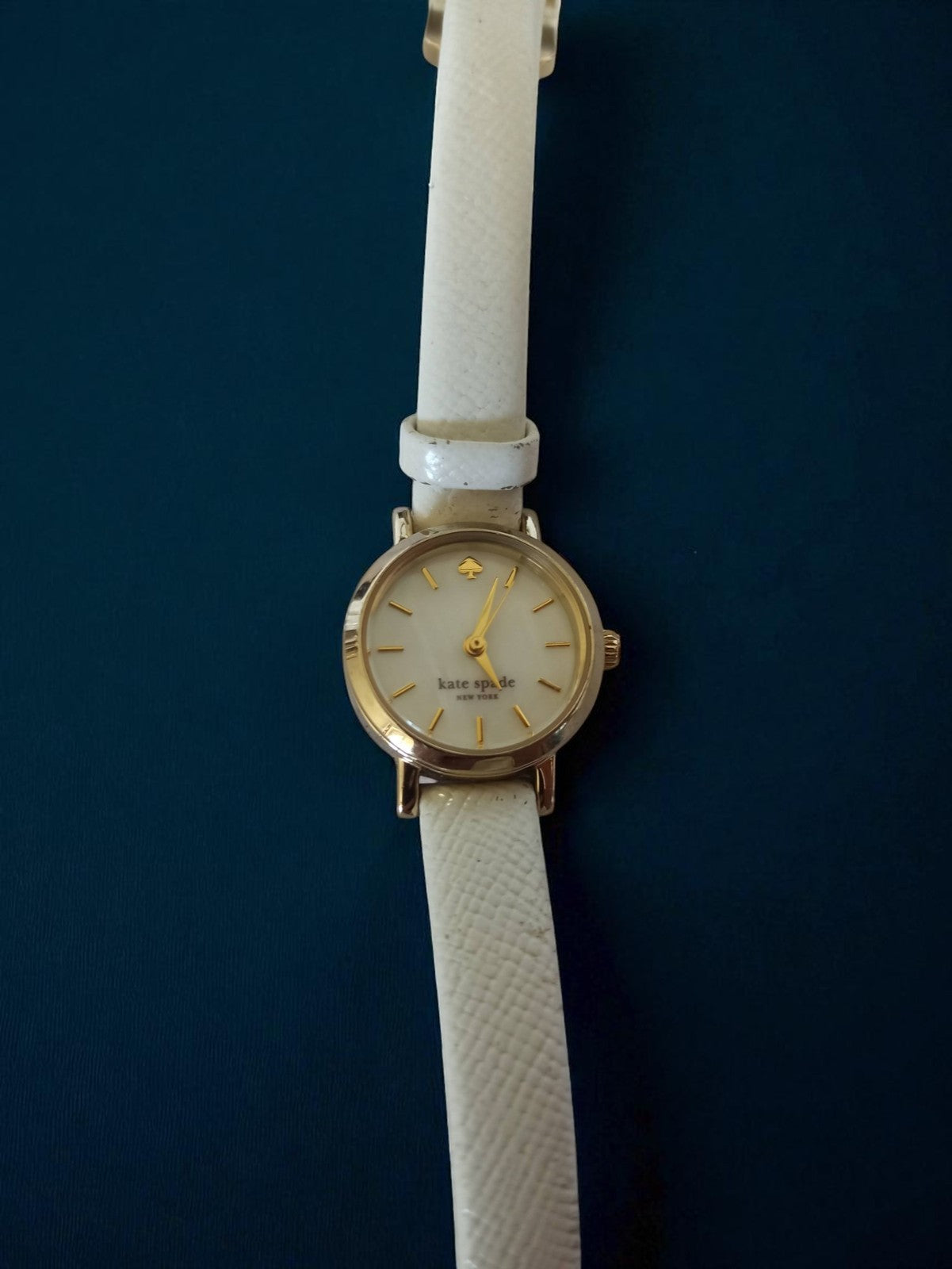 Montre femme Kate Spade New York vintage, bracelet blanc, rétro à pile