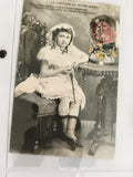 Carte postale ancienne fillette bonnet blanc photo début 1900 CPA vintage