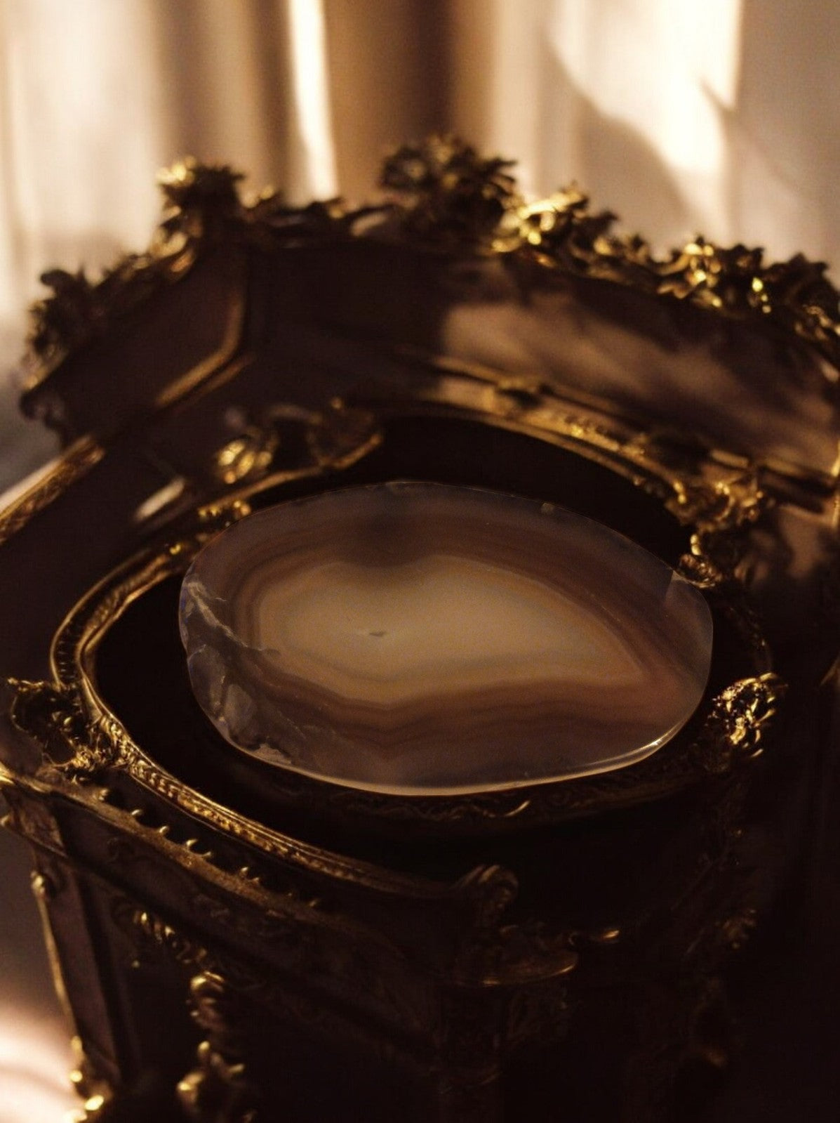 Tranche d’agate naturelle polie décorative, pierre minérale, nuances beige marro
