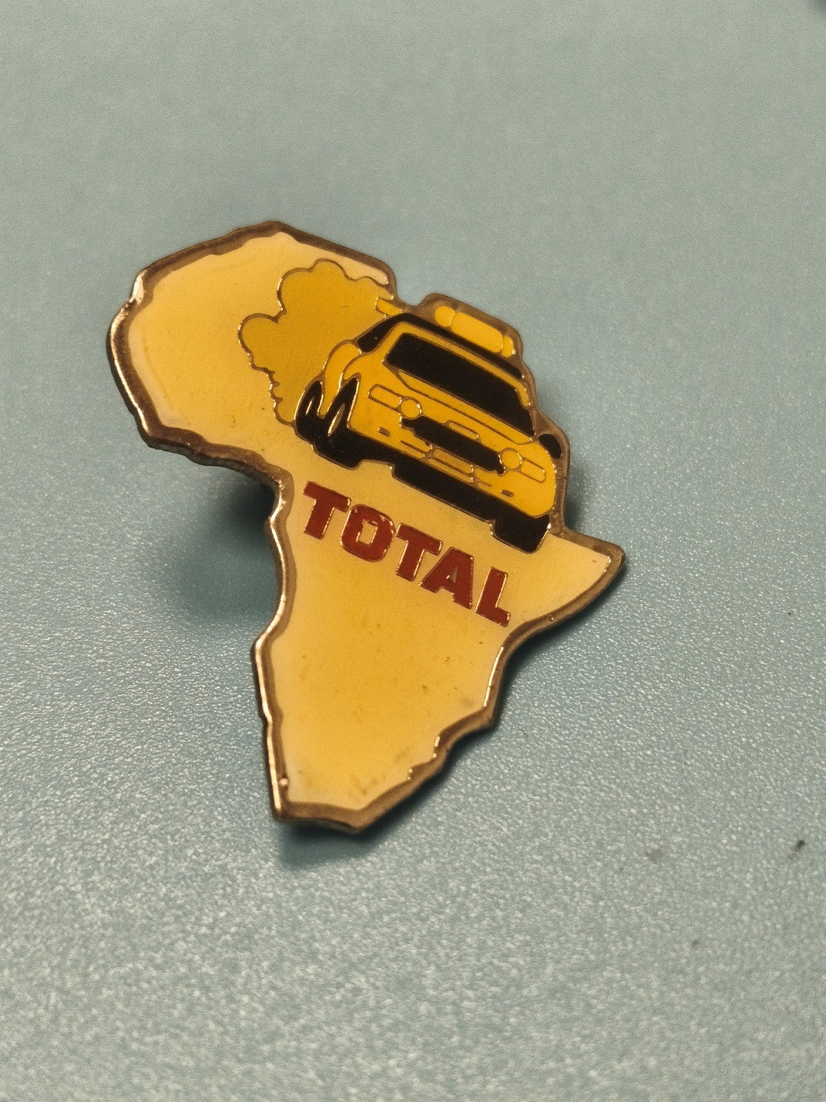 Vintage pin's TOTAL Afrique voiture rallye jaune ancien collection (Ref 9)