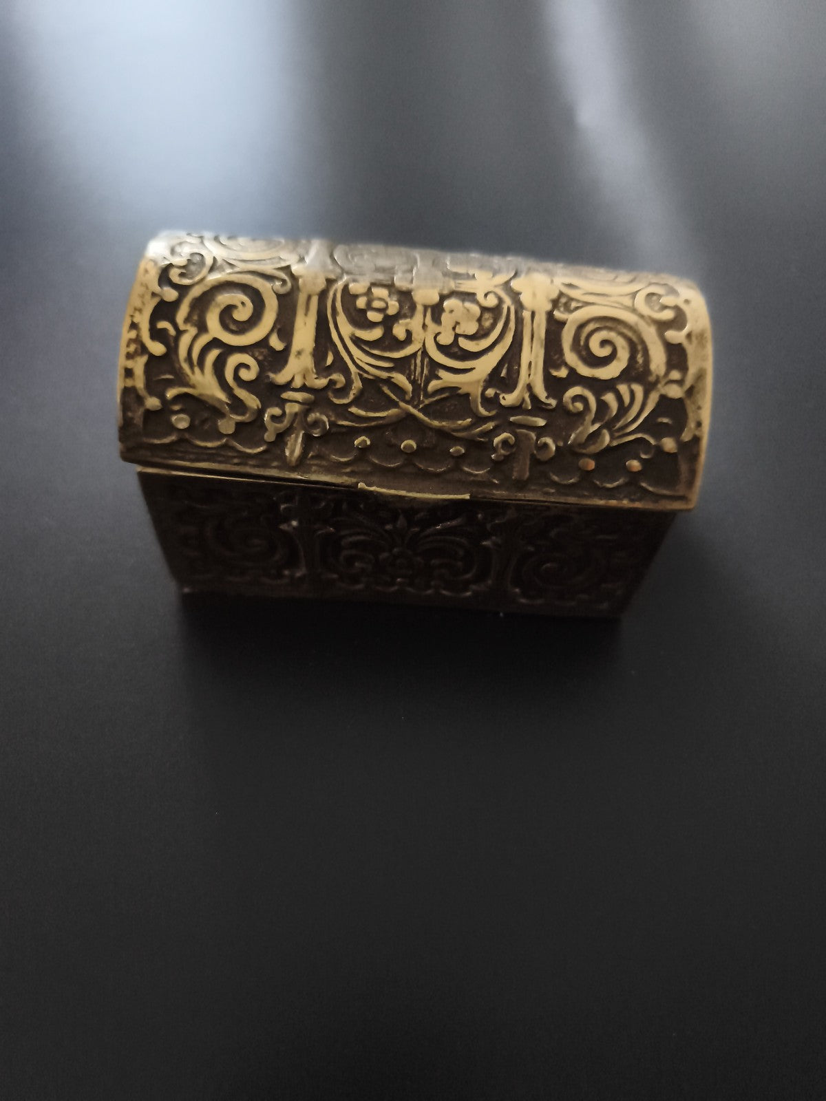 Petite boîte à bijoux ancienne bronze décor ciselé motif floral coffret rétro