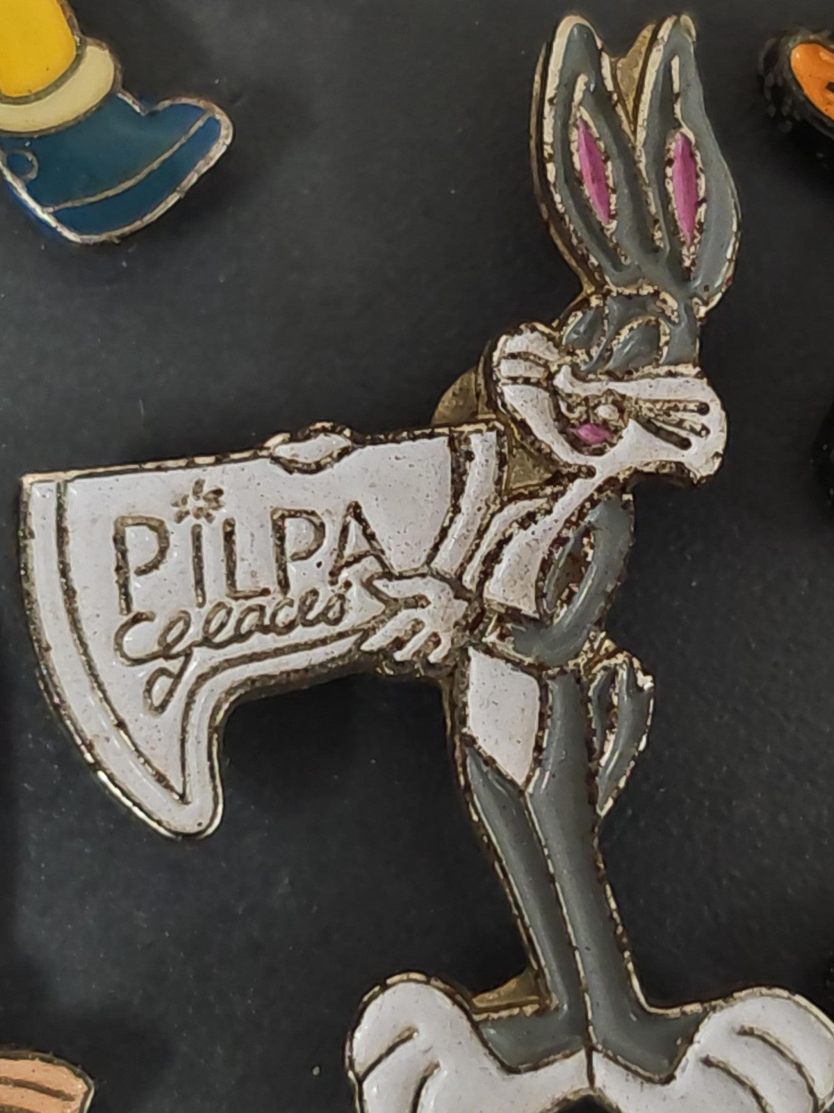 Pin's rétro ancien Bugs Bunny vintage, collection Looney Tunes, objet d'occasion